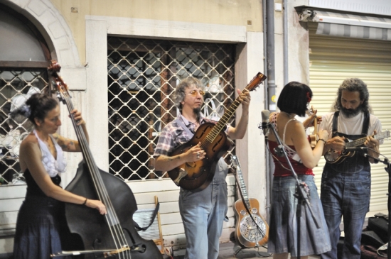 Veronika & The Red Wine Serenaders